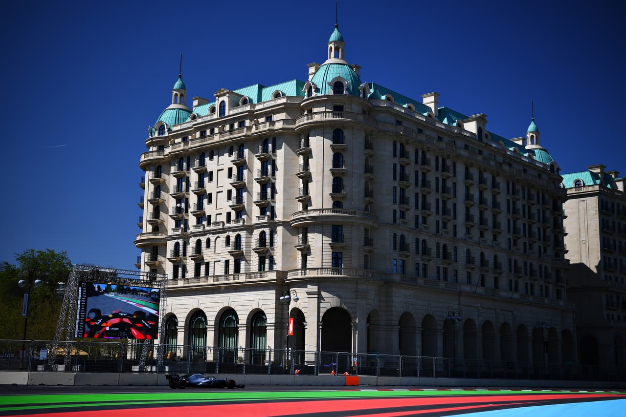 Este sábado se registró una sesión de clasificación accidentada con los choques en la misma curva de Robert Kubica y Charles Leclerc (favorito a la Pole). Al final, los Mercedes lograron el 1-2 con Valtteri Bottas primero y Lewis Hamilton segundo, Sebastian Vettel (Ferrari) tercero, Max Verstappen (Red Bull) cuarto y Sergio 'Checo' Pérez (Racing Point) quinto.