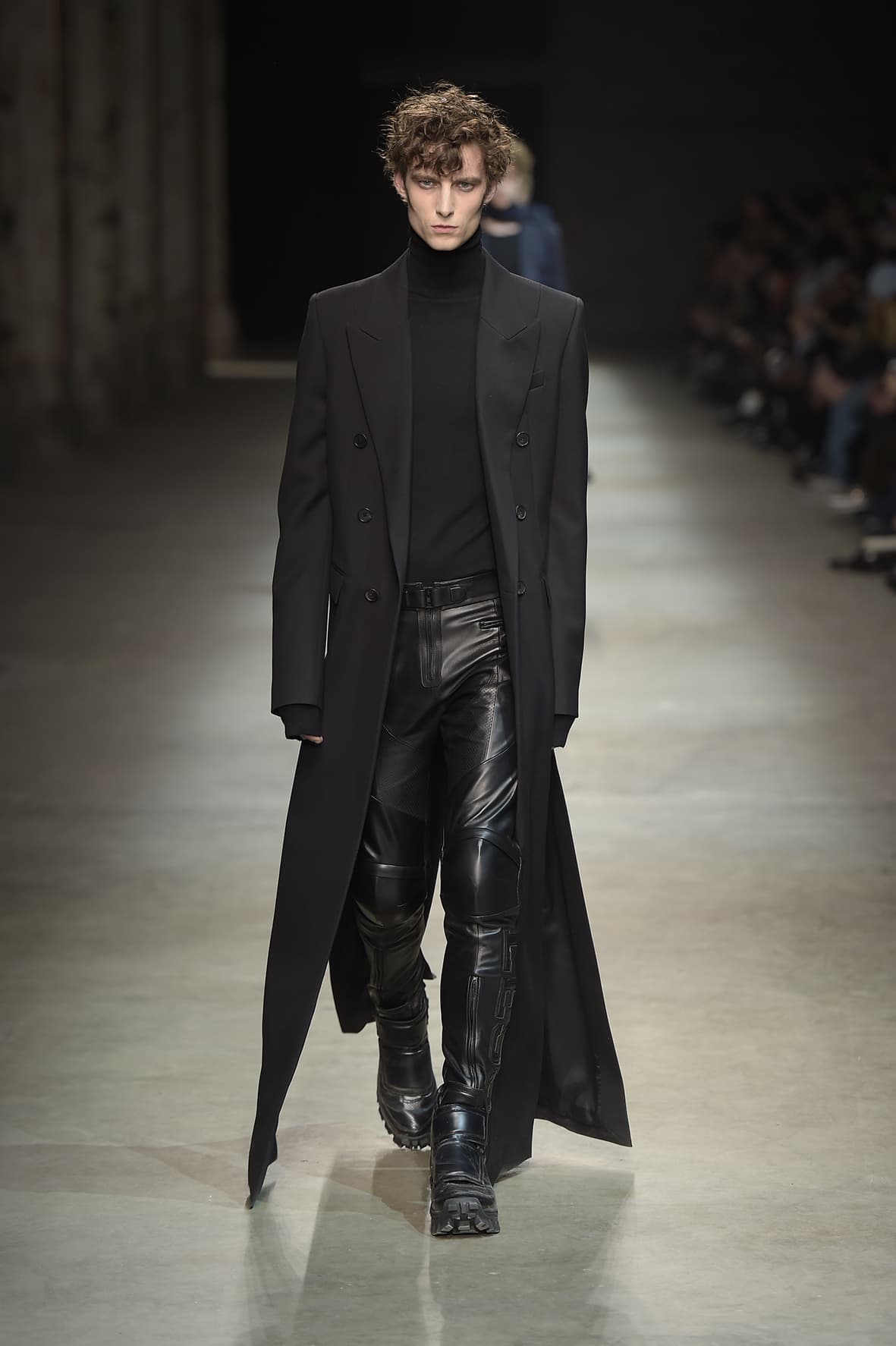 Vittorio Branchizio es el diseñador joven más hot del momento en Italia. Por ello, Pitti Uomo lo recibió con fanfarrias, en una pasarela sólo para él y sus increíbles prendas tejidas.