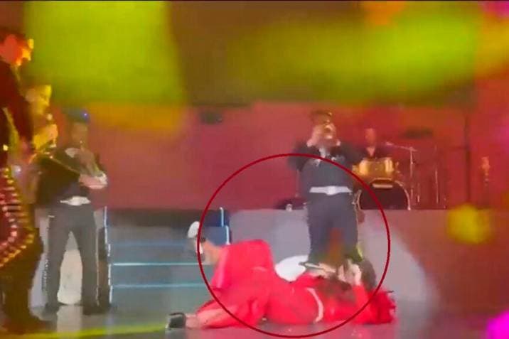 ‘La Reina Grupera’ sufrió una aparatosa caída en medio del concierto que estaba dando en el Auditorio Nacional de Ciudad de México mientras interpretaba el tema "Fruta prohibida". Ana Bárbara dio un mal paso y termino enredándose con su pantalón largo de color rojo y terminó en el piso, sin embargo eso no impidió que siguiera su show.