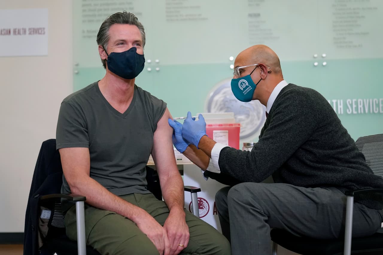 El
<b>Dr. Mark Ghaly</b>,
<a href="https://www.chhs.ca.gov/">Secretario de Salud y Servicios Humanos de California</a>, le administró una inyección de refuerzo de la vacuna Moderna.
<br>