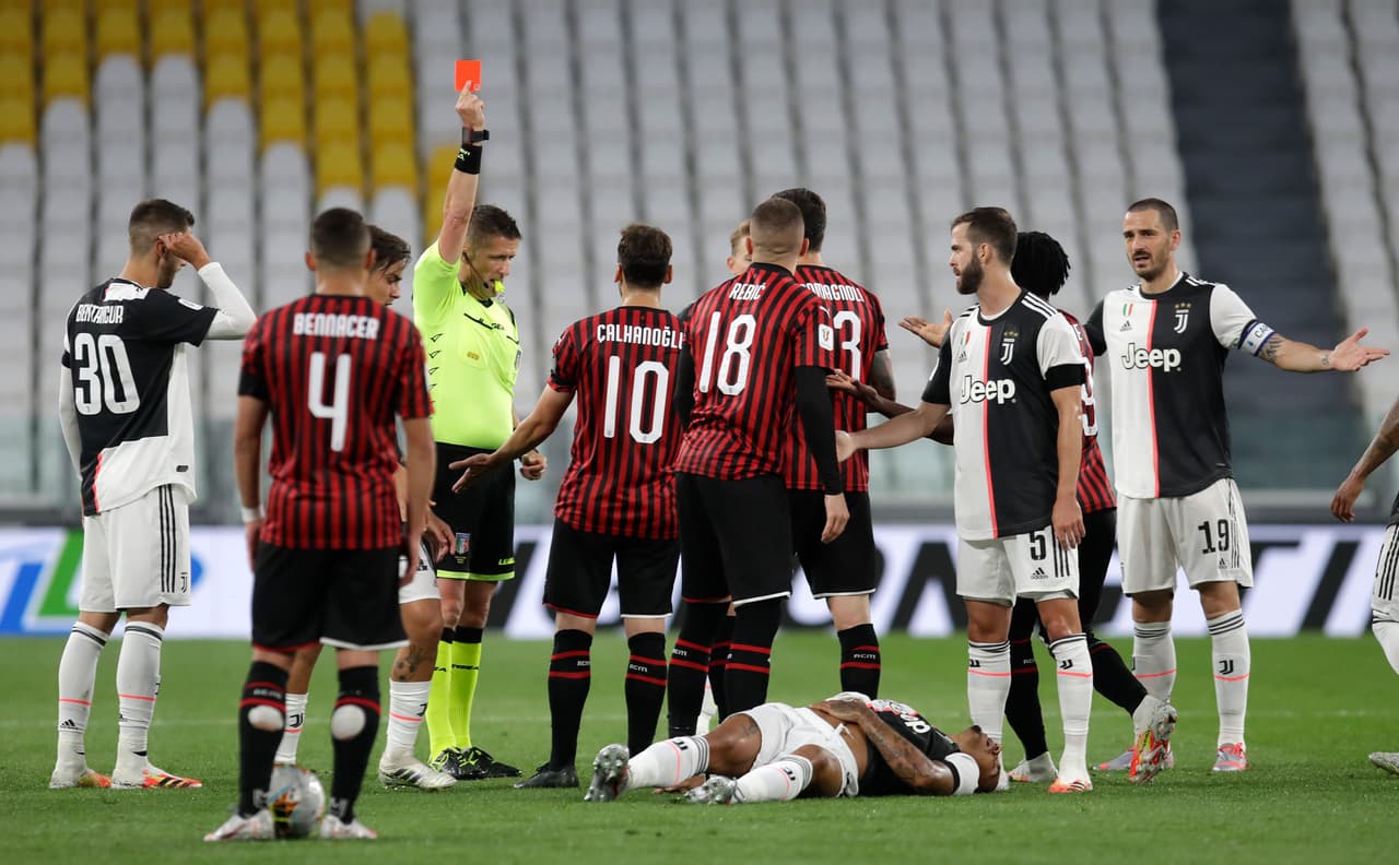 Milan jugó con diez hombres en la cancha desde los 20 minutos de juego.