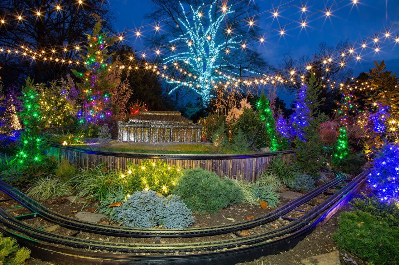 El ferrocarril en miniatura brilla por la noche.