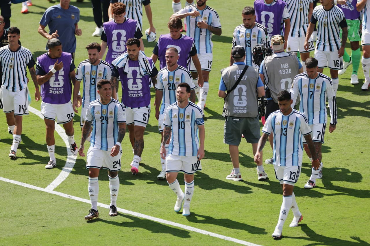 La escuadra argentina sale del campo a descansar durante el primer tiempo,