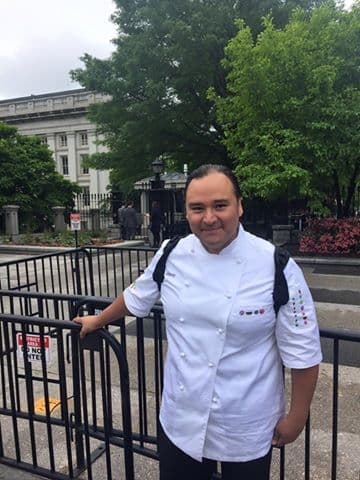 El chef de San Antonio Johnny Hernández será el encargado de preparar la comida para la celebración del Cinco de Mayo en la Casa Blanca; los platillos serán representativos de México, especialmente de la cocina poblana.