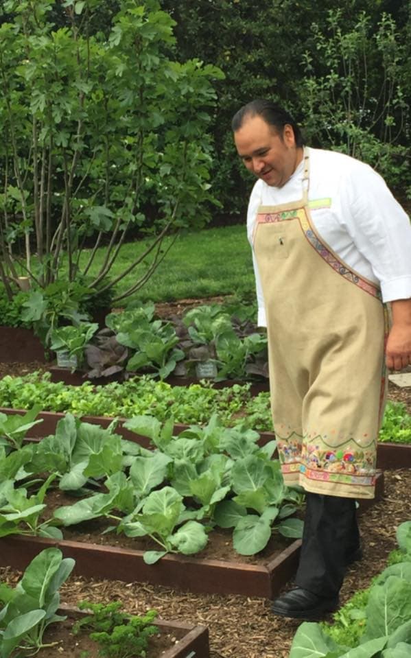 El chef de San Antonio Johnny Hernández será el encargado de preparar la comida para la celebración del Cinco de Mayo en la Casa Blanca; los platillos serán representativos de México, especialmente de la cocina poblana.