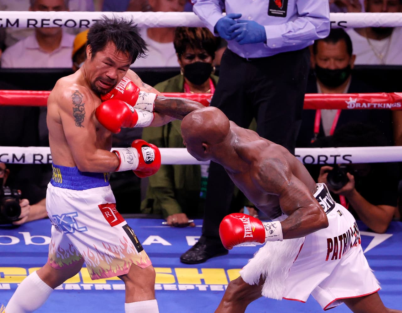 En la pelea estelar, Yordenis Ugás derrotó por decisión unánime a un Manny Pacquiao que sacó a relucir sus más de cuatro décadas, ya que se mostró lento y sin muchos reflejos.