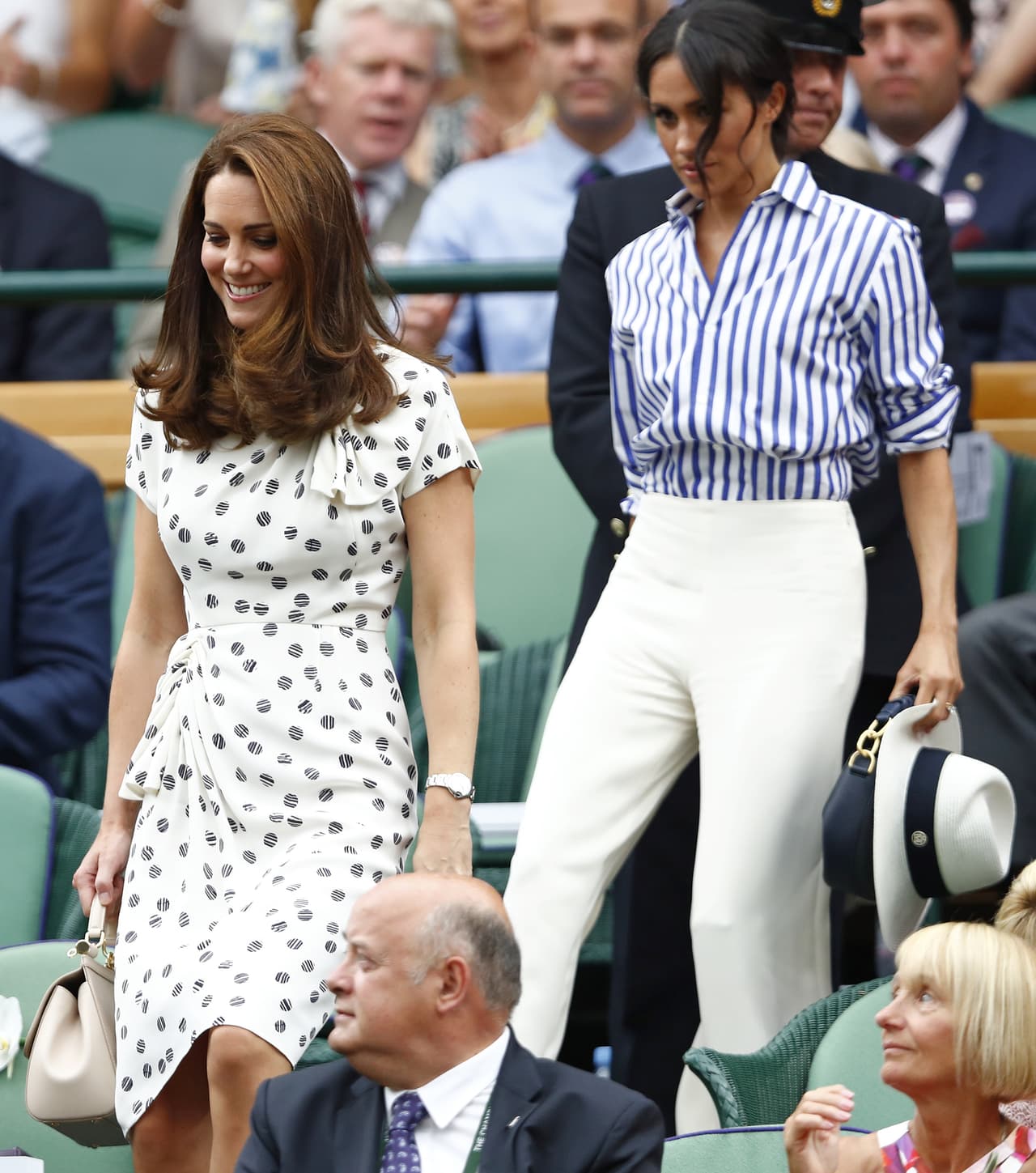 Otro de los desaciertos de Meghan fueron sus accesorios que -aunque apropiados en estilo- no supo ni pudo manejar a lo largo del partido. Incluso está prohibido el uso de uno de ellos en el Royal Box, el lugar donde la duquesa tiene su nuevo lugar y el código de vestimenta es estricto.