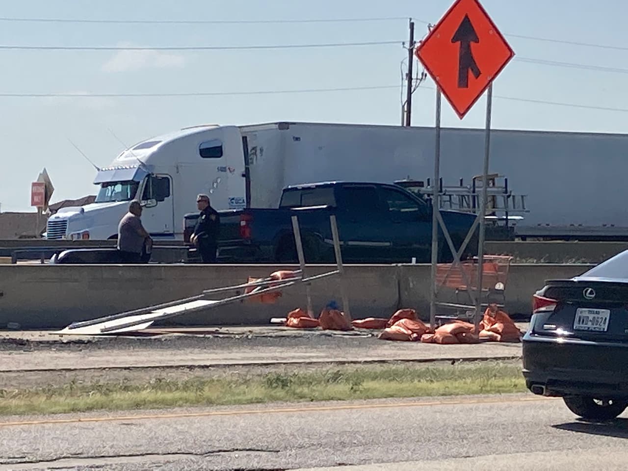 El tráfico está siendo desviado a la calle de servicio mientras terminan de reabrir la autopista.