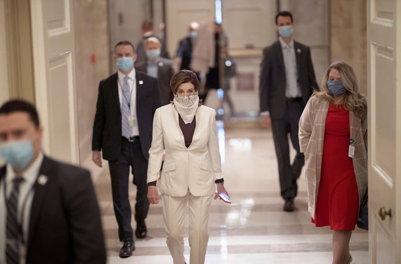 La congresista por California y presidenta de la Cámara de Representantes, Nancy Pelosi, ya había vaticinado lo que será una ardua y prolongada negociación, pues los demócratas respaldan su propio plan de tres billones de dólares que prevé otorgar un cheque único de hasta
<a href="https://www.univision.com/local/san-francisco-kdtv/desechan-el-plan-de-cheques-mensuales-por-coronavirus-pero-un-estimulo-de-6-000-aun-es-viable" target="_blank">$6,000 dólares para una familia con tres dependientes</a>.