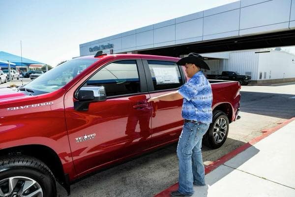 Luego de que su camioneta quedara golpeada, pudo recibir otra nueva. También adquirió un trabajo nuevo y ahora es la cara de la campaña de TxDOT.