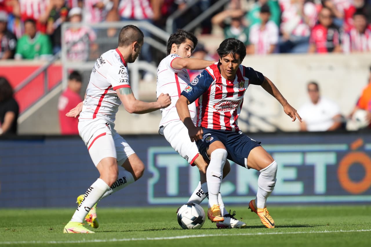 Con un gol solitario de Julián Quiñones el Atlas se llevó una edición más del Clásico Tapatío ante Chivas.