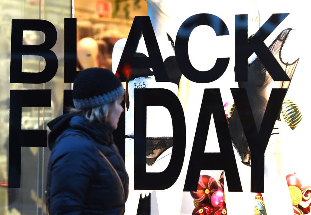 3. Lea la letra pequeña. Es posible que algunos minoristas ofrezcan un porcentaje adicional de descuento en la compra, pero excluyen ofertas o artículos específicos.
<br>4. Esté atento a las empresas que se jactan de un alto porcentaje de descuento; el artículo puede tener un "75% de descuento", pero el minorista podría inflar el precio original.
<br>5. Regístrese para recibir alertas por correo electrónico. Muchas tiendas lanzan sus mejores ofertas de Black Friday y cupones exclusivos a las personas que se han suscrito a sus correos electrónicos.