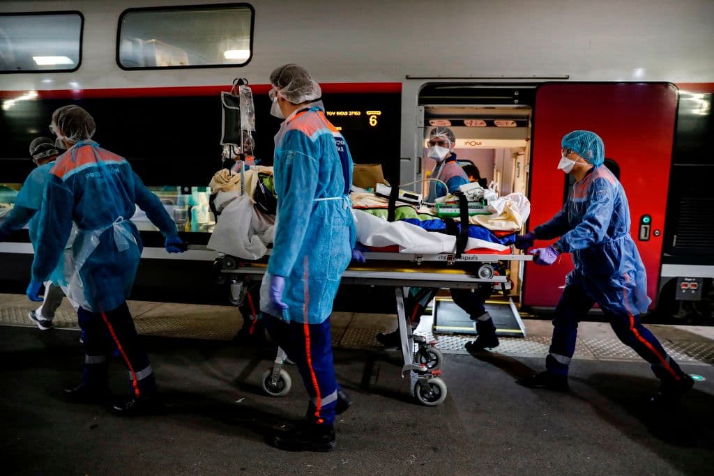 Un equipo médico traslada a un enfermo de covid-19 en una estación del tren de alta velocidad de París, evacuado junto a otras 37 personas.