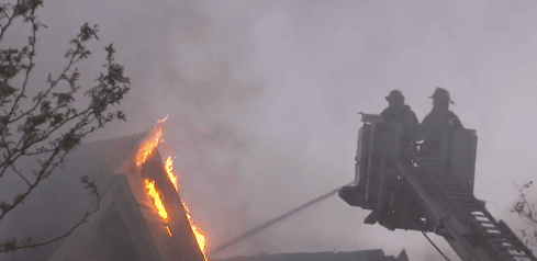 Casi seis horas le tomó a los bomberos controlar las llamas.