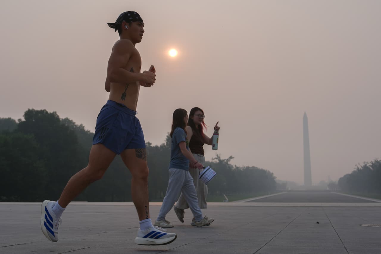 El viernes 17 de julio la bruma también oscureció los cielos de Washington DC. Si usted precisa, apenas se puede ver el Obelisco a Washington. La doctora Mary Johnson, de la Escuela de Salud Pública de Harvard, recomendó a las personas "que, en caso de poder hacerlo, mantenerse lejos del humo, era la prioridad número 1".