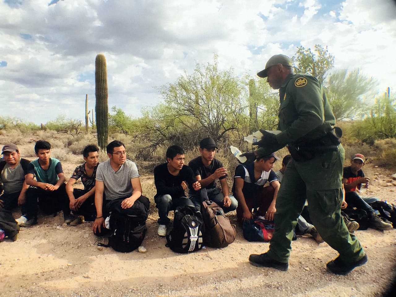 <b>Este fue el tercer grupo de migrantes encontrado por el equipo de Univision Noticias en una mañana,</b> en total más de 50 personas de Guatemala.