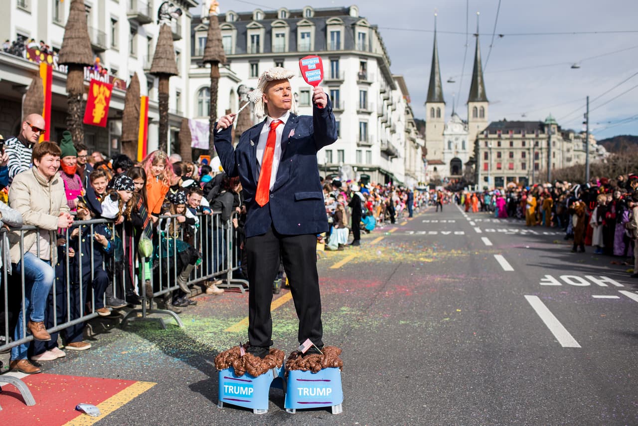 <b>Lucerna, Suiza.</b> Un hombre disfrazado de Donald Trump desfila al inicio del Carnaval. 23 de Febrero de 2017.