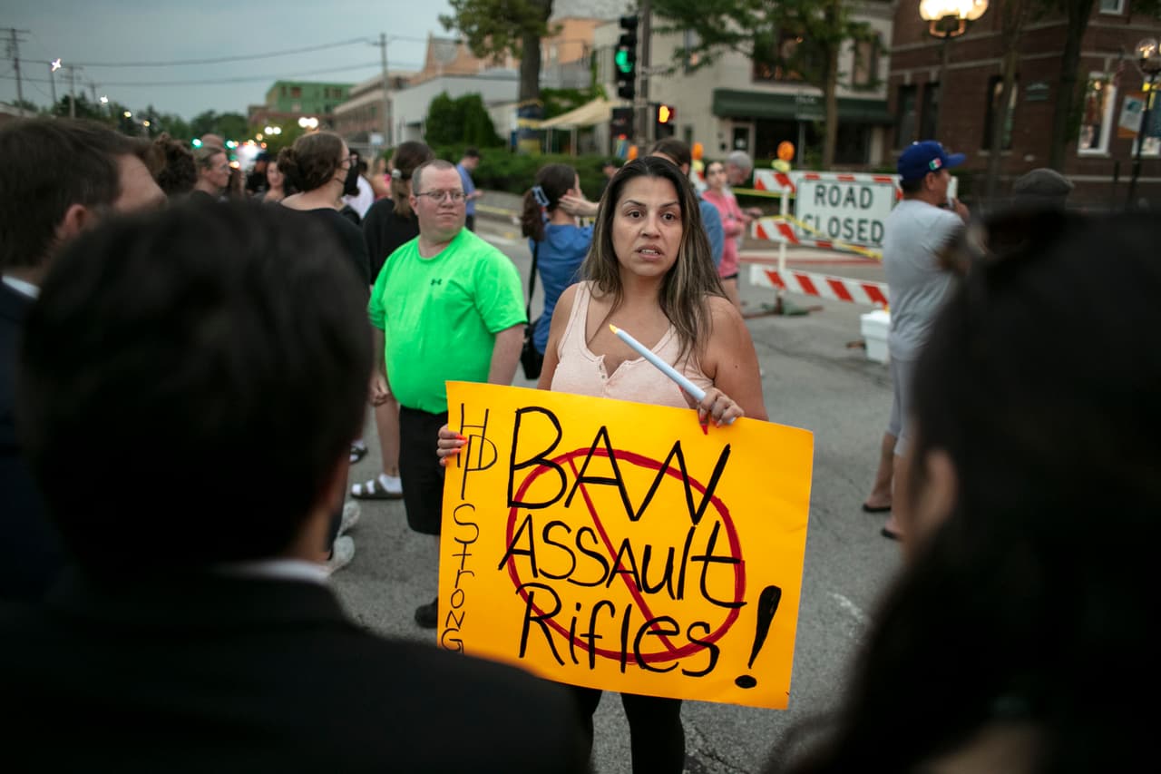 Una mujer protesta con un cartel en el que pide la prohibición de rifles de asalto. El atacante de Highland Park, de 22 años, tenía en su poder cinco armas de fuego compradas legalmente.