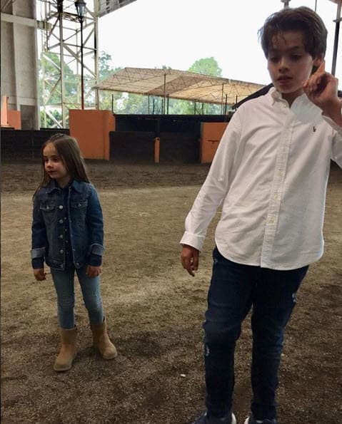 "Ya hablé con él porque hay un momento en el que les tienes que decir que tienen algo, porque se empiezan a dar cuenta que
<b>no son iguales a los niños de su edad</b>".
<br>