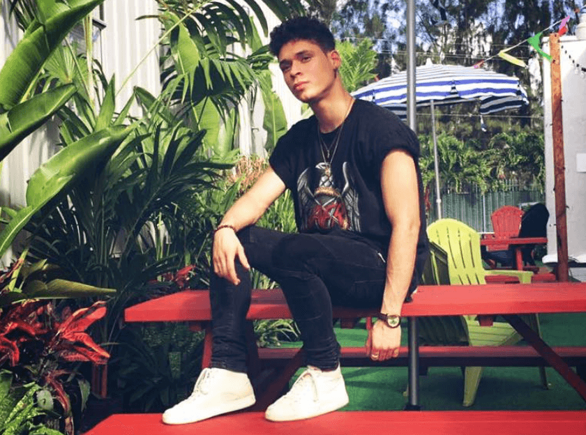 Los colores oscuros son sus preferidos en camisetas y jeans.