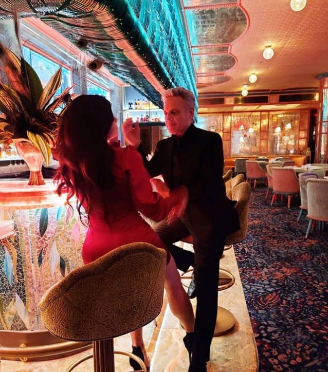 Ellos se conocieron en las grabaciones de la telenovela Si Nos Dejan y, en una entrevista para el programa Hoy, Cinthia Aparicio reveló que estaban juntos antes de levantar sospechas en agosto.