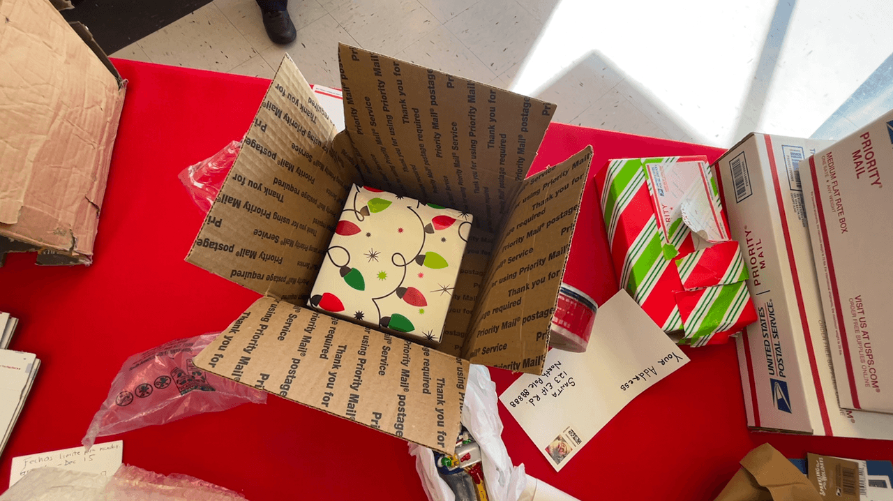 Envuelve el regalo y ponlo dentro de una caja, esto evitará que se rompa la envoltura y el obsequio se pierda.