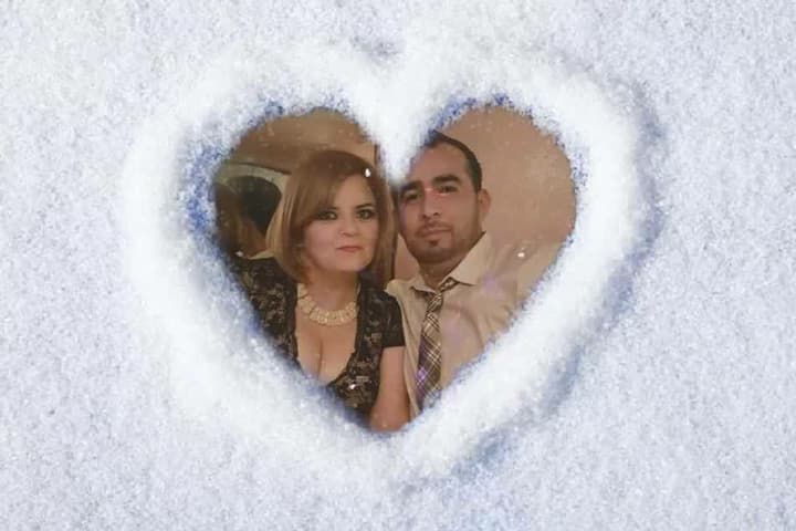 Muchos aprovecharon el raro evento para tomarse fotos, jugar con la nieve y construir el tradicional muñeco navideño.