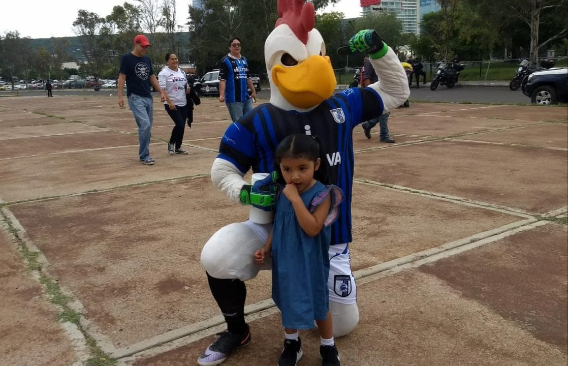 Los niños y las mascotas siempre son piezas clave de la gran afición mexicana por el fútbol.