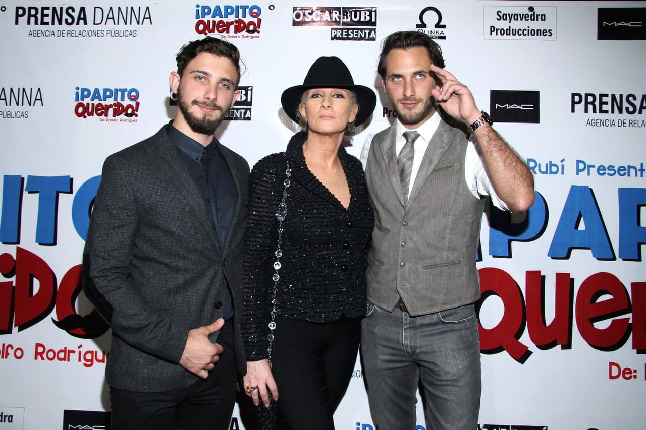 Además de mantener la mente ocupada en la actuación, Sebastián muy pronto producirá una serie junto a su hermano, Emiliano, por lo que trabajo no le faltará a la familia para mantenerse distraída.