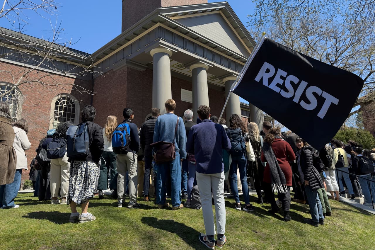 Estudiantes, docentes y miembros de la comunidad de la Universidad de Harvard durante una protesta, el jueves 17 de abril de 2025, en Cambridge, Massachusetts. (AP Foto)