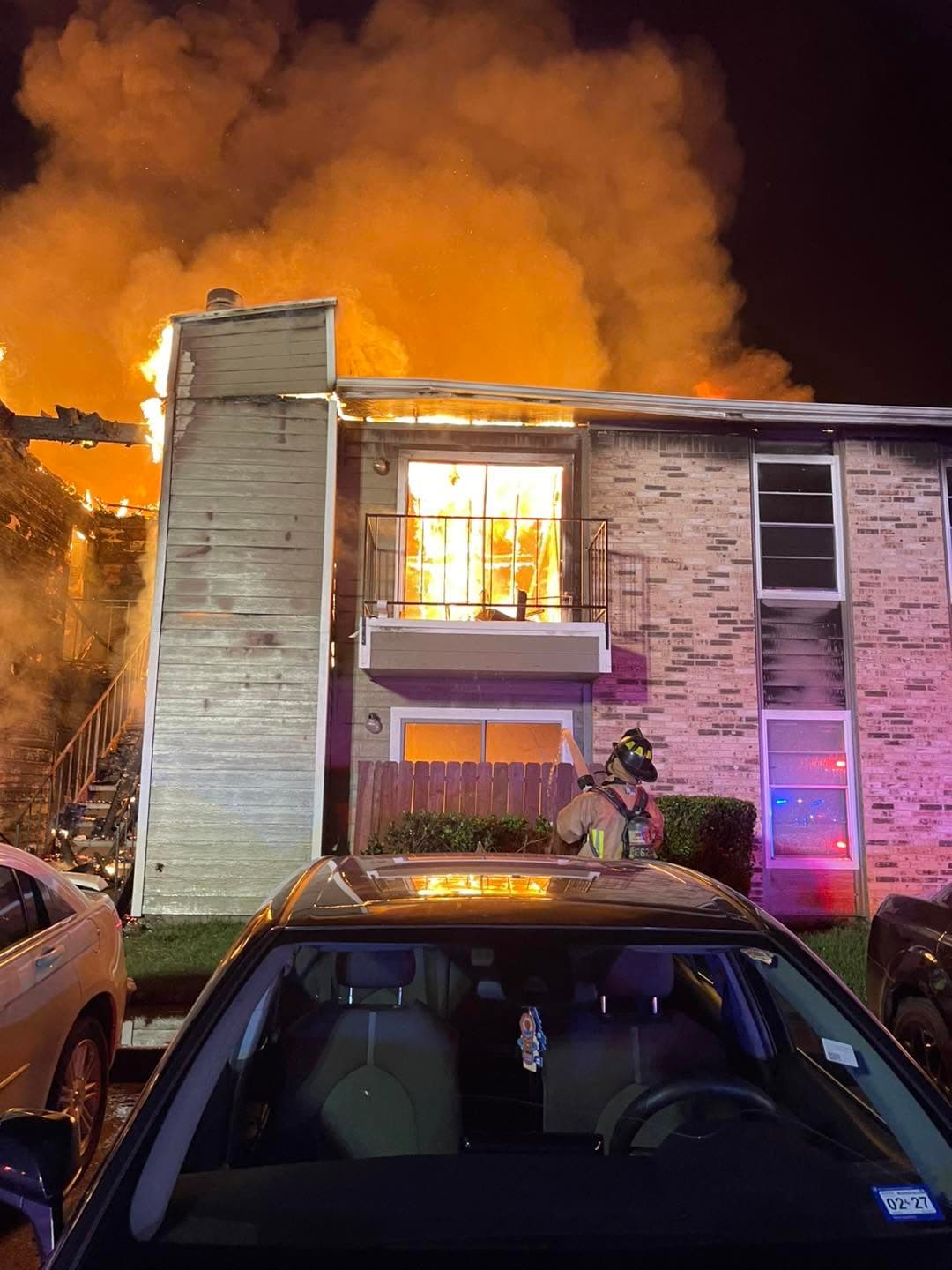 En total,
<b>13 civiles resultaron afectados directamente por el incendio dentro del complejo habitacional.</b>