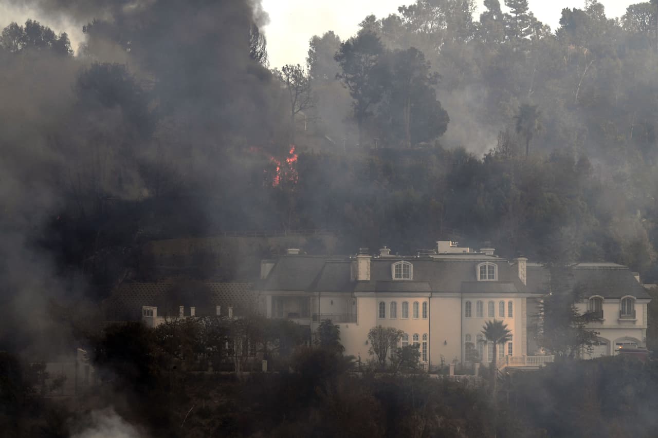 Los vientos de Santa Ana son los principales culpables de la multiplicación de los daños y la destrucción generalizada y la mala noticia es que seguirá así al menos hasta el jueves.