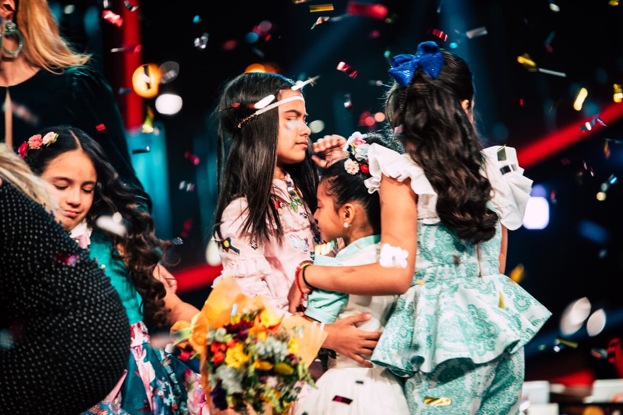 Valeria y Angeli, las otras cantantes de los otros escuadrones consolaron a su compañera.