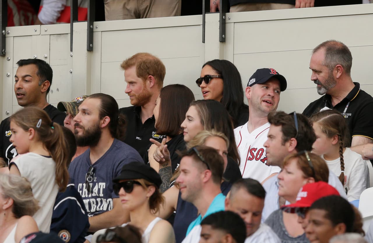 El príncipe Harry y su esposa Megan se ubicaron en las tribunas para disfrutar el partido.