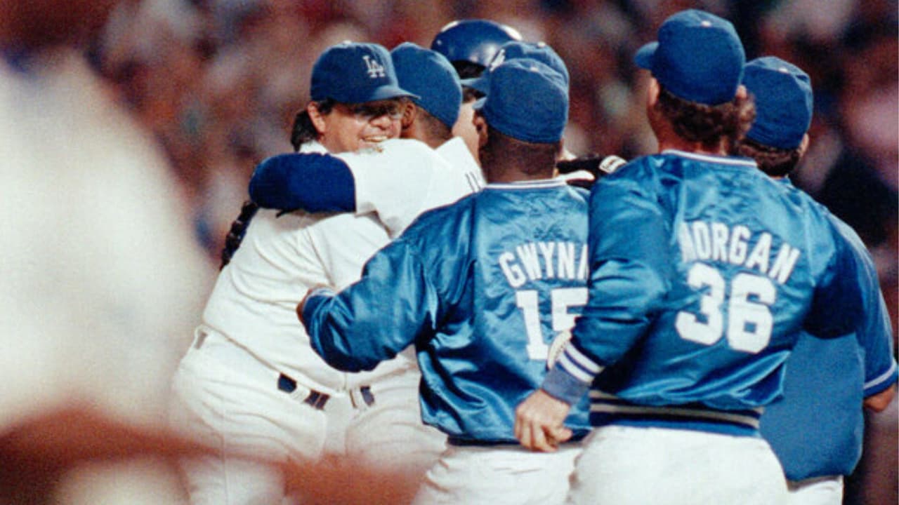 12. Valenzuela consolidó su lugar en la historia del béisbol tras su paso por Los Ángeles Dodgers, con un total de 173 victorias y 2,074 ponches en el equipo.