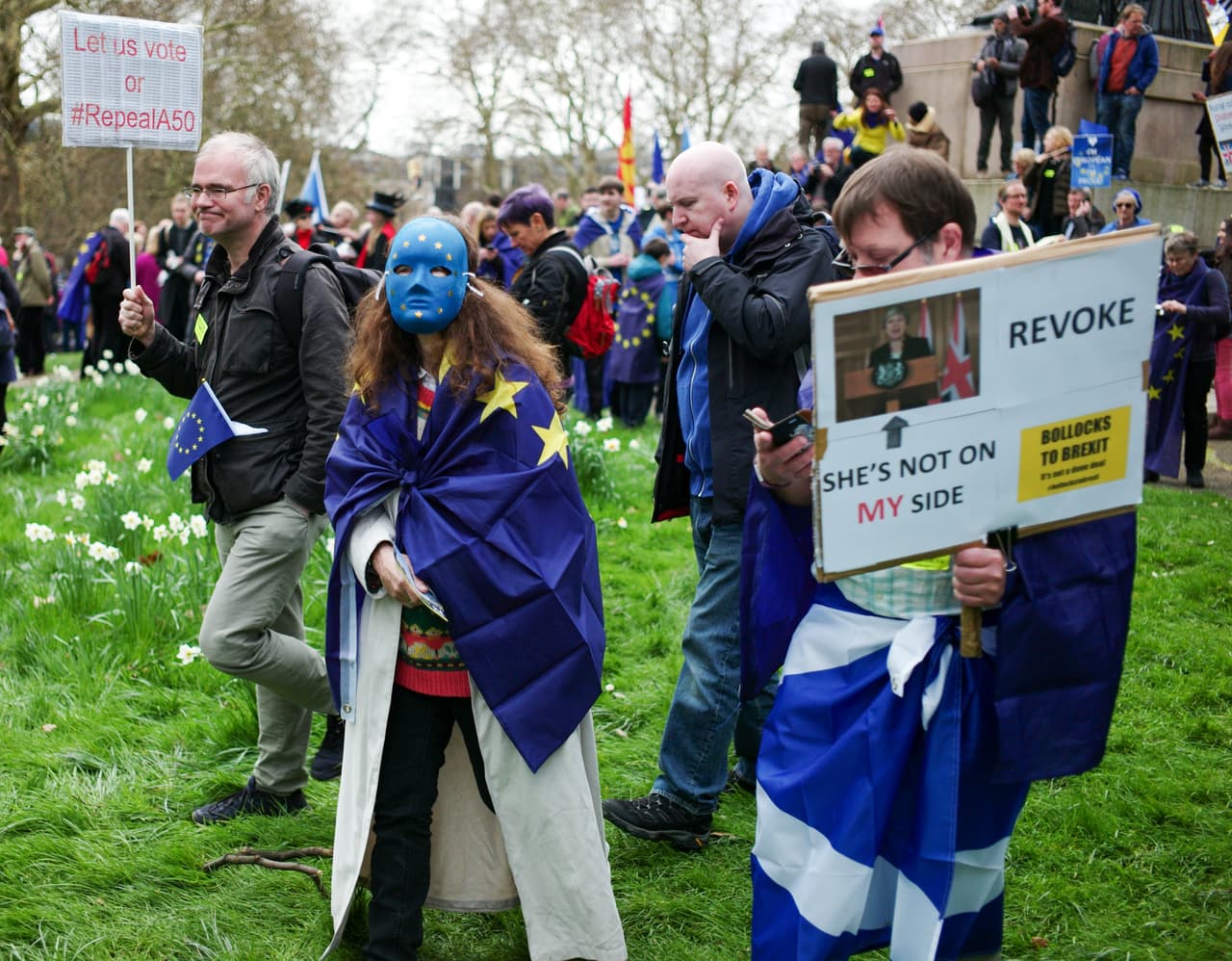 Los opositores al Brexit le reclaman a la primera ministra que no escucha sus deseos de mantenerse dentro de la Unión Europea, aunque en la consulta de 2016 el 52% votó a favor de poner fin a la unión con Europa.