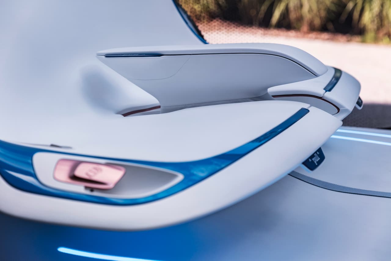 El Smart Vision EQ Fortwo cuenta con amplio espacio de almacenamiento en
<b> el suelo del vehículo y bajo sus asientos</b>.