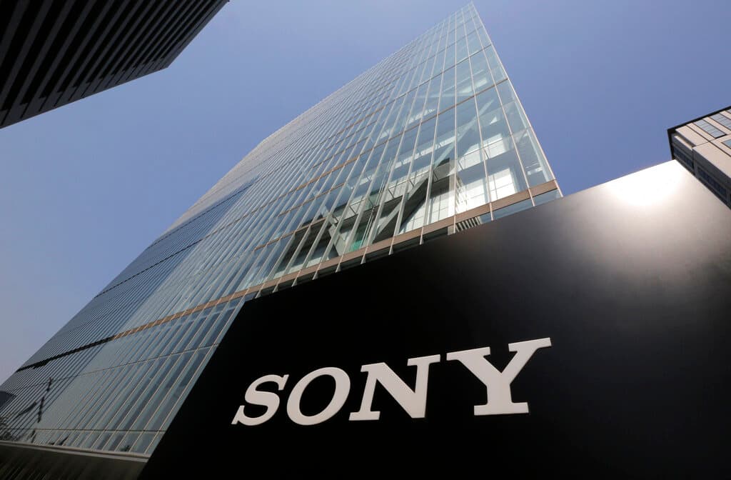 En esta foto de archivo del 22 de mayo de 2013, el logo de Sony se ve afuera de la sede de la compañía en Tokio.