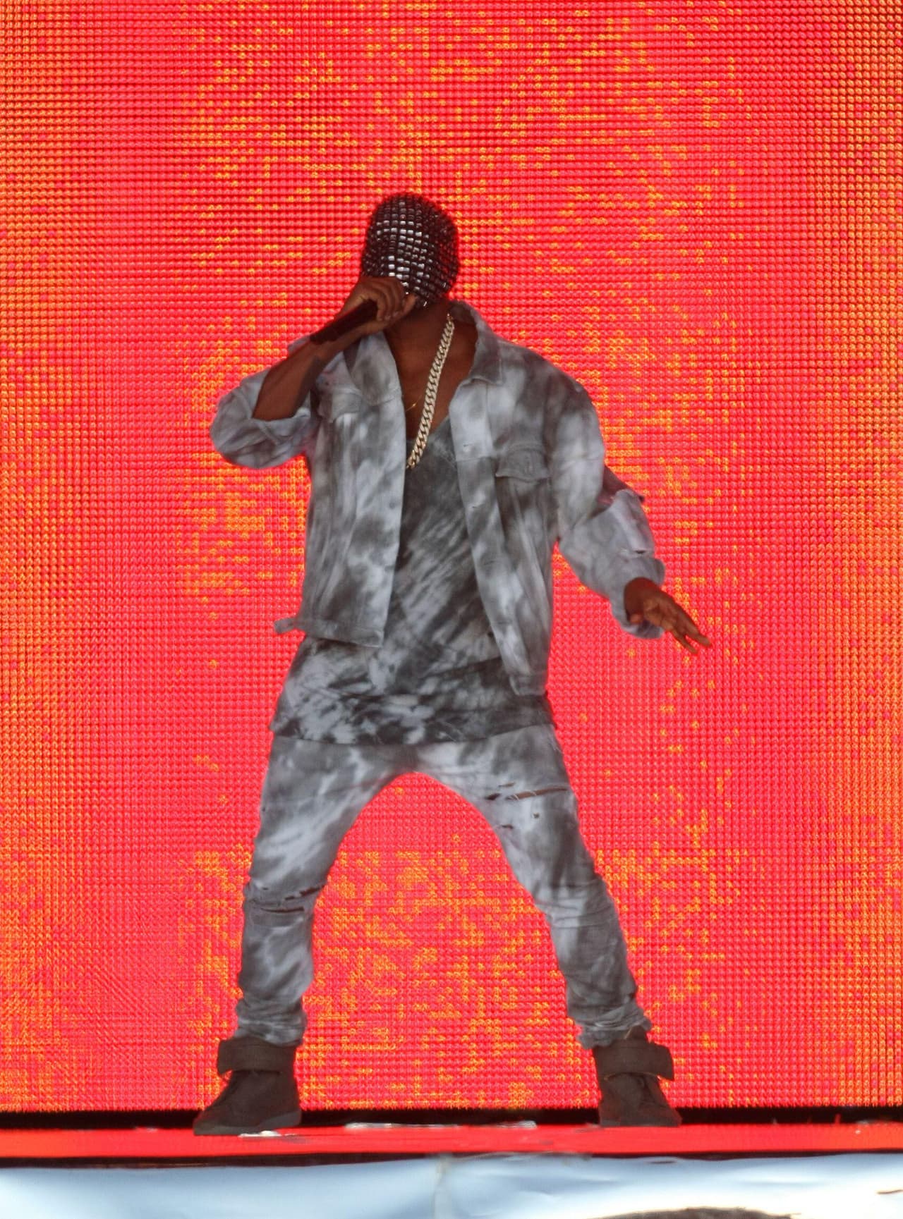 Cuando Taylor quiere saber qué dice, Kanye le confiesa: "He pensado en esta línea durante ocho meses (...) He tratado de modificarla de todas las formas. Y la forma original en que lo pensé es la mejor, pero es la forma más controvertida". Swift entonces le pide "déjame escucharlo".