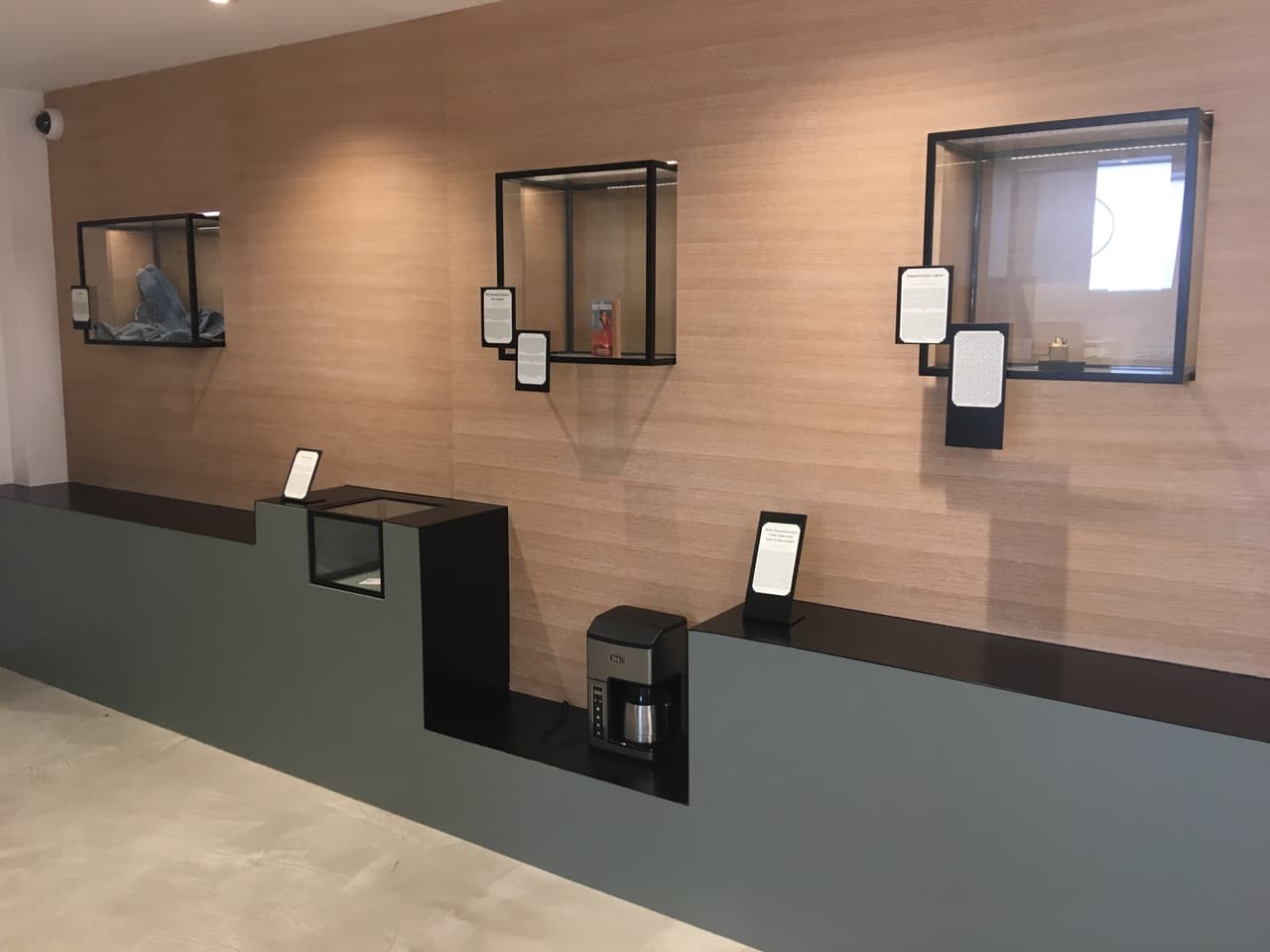 Más de 100 objetos están en exposición.