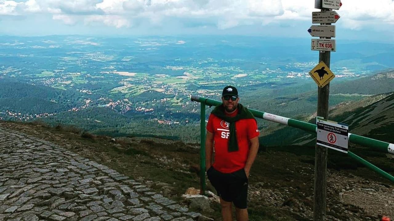 Luna, propietario de un restaurante en Oakland, se mezclaba con una multitud de unas 16 personas en el estadio SoFi, la mayoría parecía tener camisetas de los 49ers, cuando empujó a un hombre que vestía una camiseta de los Rams por detrás, dijo Butts después de ver el video. Antes de eso, dijo Butts, "no parecía haber hostilidades".
<br>