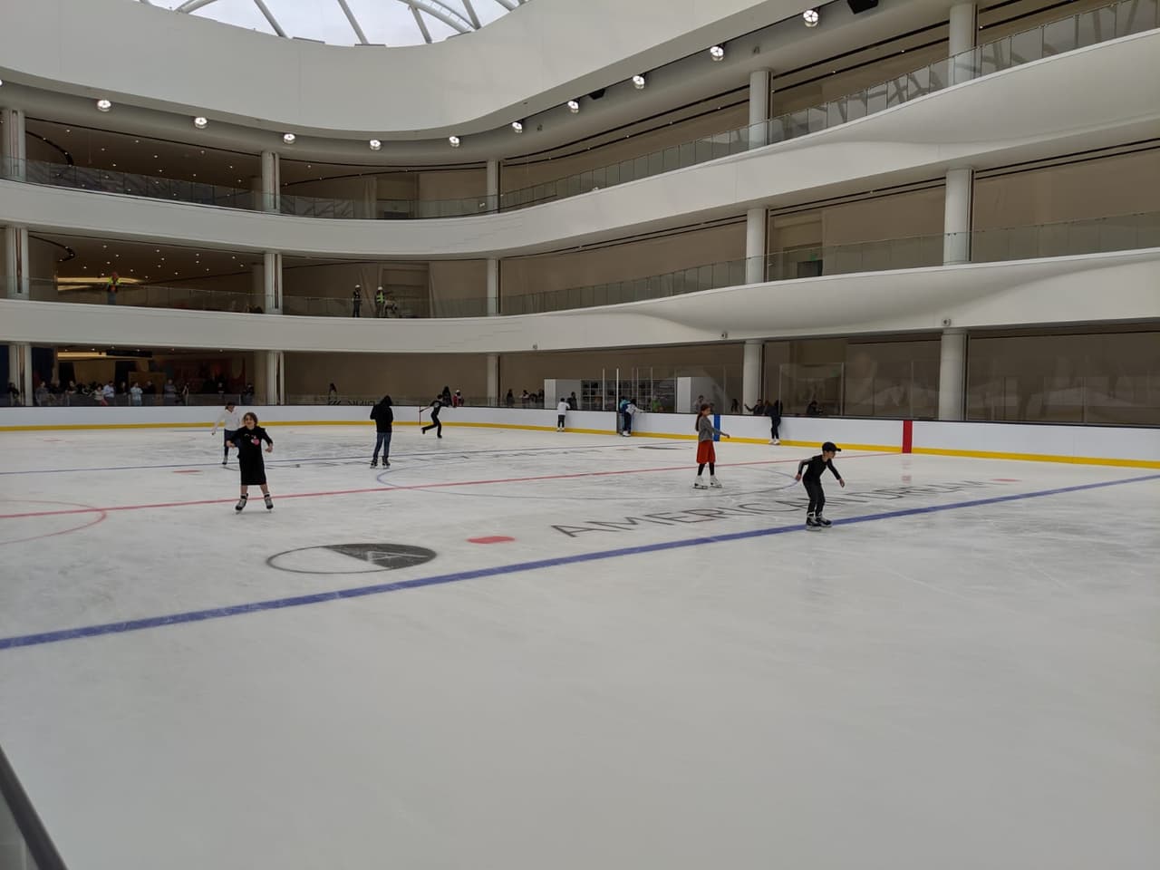 La pista de patinaje de tamaño regulada por la NHL de American Dream también forma parte del complejo.