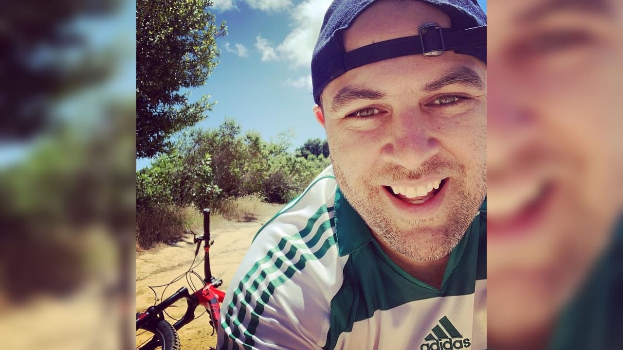 Daniel Luna, un
<a href="https://www.univision.com/local/san-francisco-kdtv/quien-es-daniel-luna-aficionado-de-los-49ers-golpeado-en-sofi-stadium">aficionado de los 49ers de San Francisco que está en coma inducido</a>, cayó después de recibir un puñetazo durante una confrontación en un estacionamiento con un presunto aficionado de los Rams en el juego de campeonato de la NFC, dijo el jueves el alcalde de Inglewood.
<br>