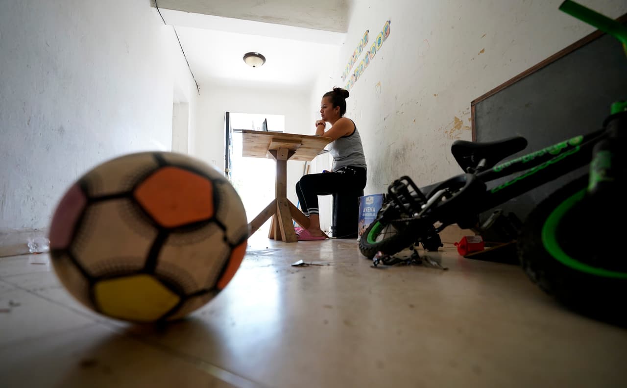 Las "escuelitas en la calle" para ayudar a niños inmigrantes centroamericanos en Brownsville