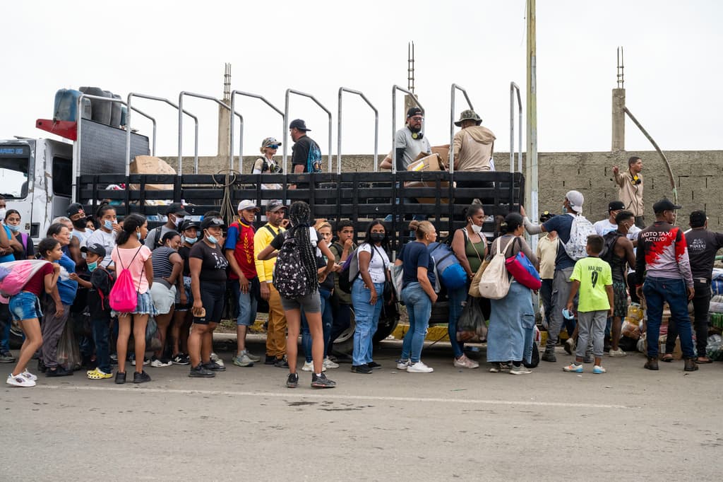 Personas hacen fila para recibir alimentos y artículos de voluntarios en Caraballeda, La Guaira, Venezuela, el martes 30 de junio de 2026. (Miguel Medina/Foto de pool vía AP)