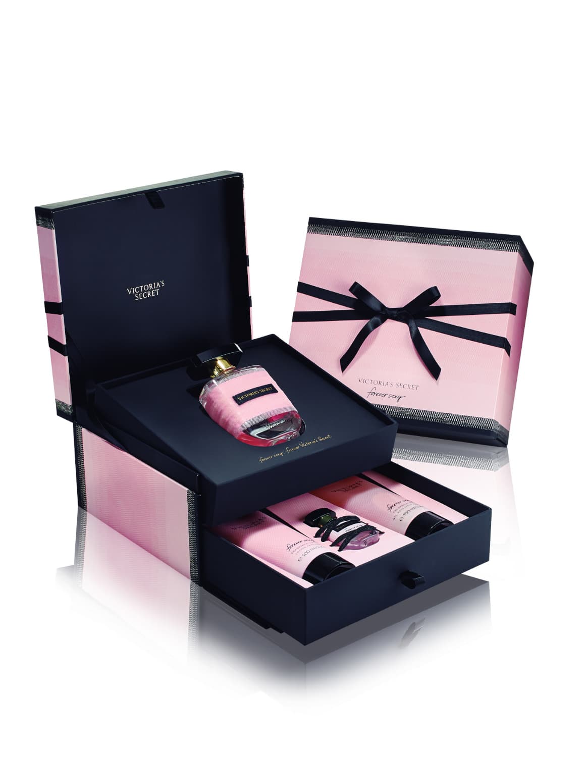 Para ella: No hay mujer que se resista a los aromas de Victoria’s Secret. El cofre de Forever Sexy contiene una loción para cuerpo, gel para baño, y dos perfumes; uno de 100 ml y otro pequeño, ideal para llevar en la bolsa.