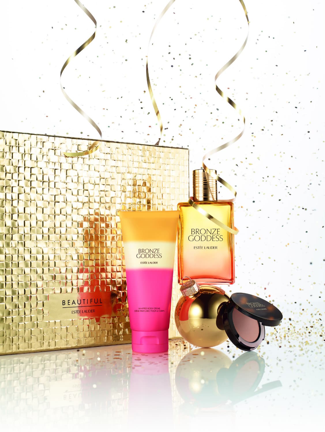 Para ella: La icónica línea Bronze Goddesss de Estée Lauder tiene para estas fiestas un kit de edición limitada, conformado por un broncer, crema corporal y por supuesto un perfume para cuerpo con acordes de bergamota, mandarina y limón.