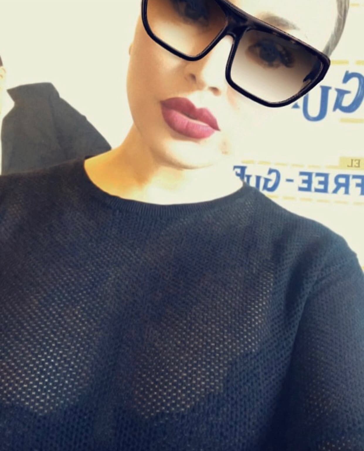 La Bronca sabe que colores van con sus labios.