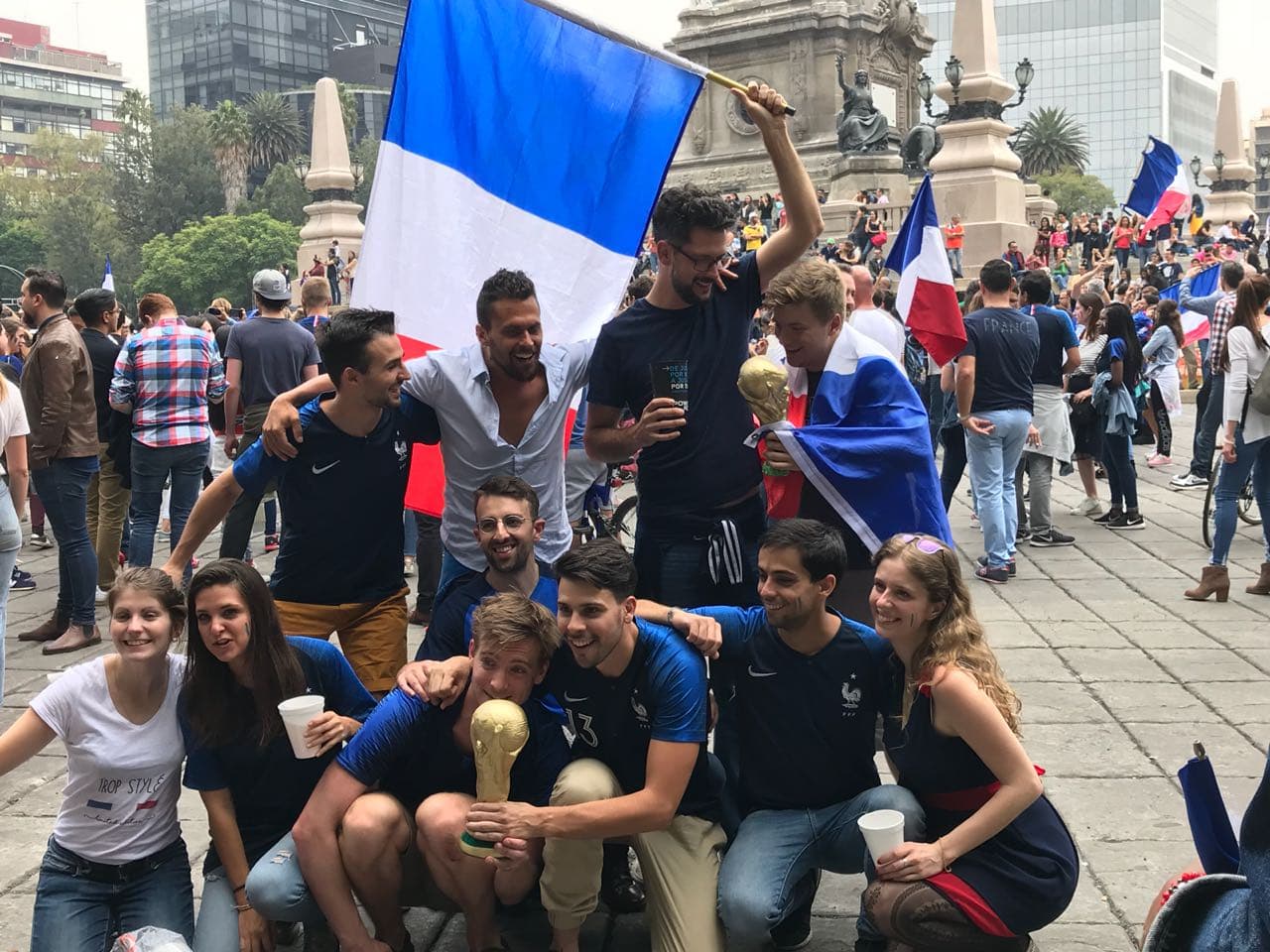 Fue así como el Ángel de la Independencia se vistió de campeón del Mundial, aunque con la celebración de Francia.