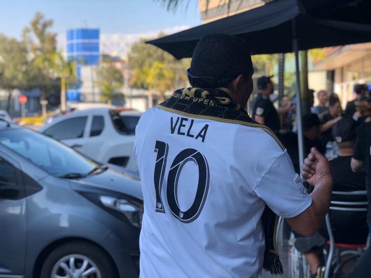 Muy prendida y animada la afición angelina, poniendo el color en León para alentar al LAFC.